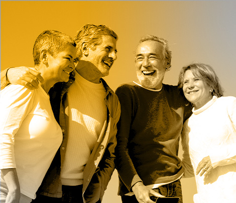 Grupo de personas mayores alegres de aprender nuevas habilidades Grupo de personas mayores alegres de aprender nuevas habilidades