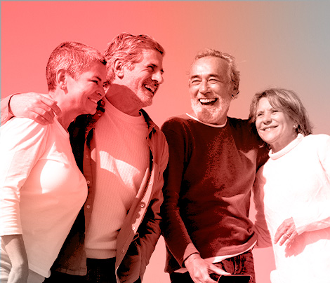 Grupo de personas mayores alegres de aprender nuevas habilidades Grupo de personas mayores alegres de aprender nuevas habilidades