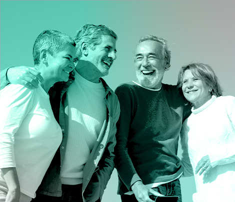 Grupo de personas mayores alegres de aprender nuevas habilidades Grupo de personas mayores alegres de aprender nuevas habilidades