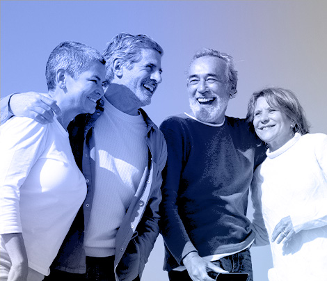 Grupo de personas mayores alegres de aprender nuevas habilidades Grupo de personas mayores alegres de aprender nuevas habilidades