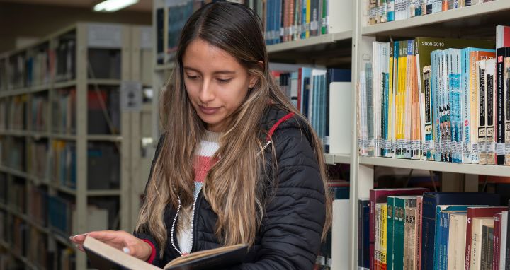 Mujer sosteniendo libros