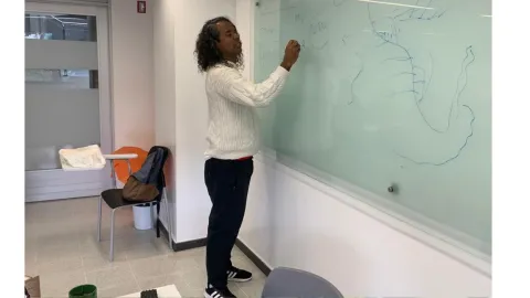 Profesor invitado imparte taller sobre interculturalidad, escuela, lenguaje y ancestralidad