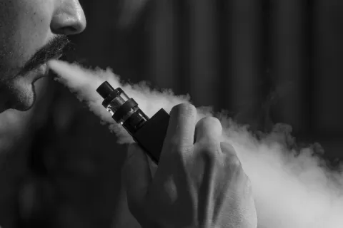 Cuidado: los vapeadores sí tienen riesgo para la salud