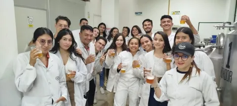 Visita del curso de Industria cervecera a la planta de la microcervecería Terra Cruz