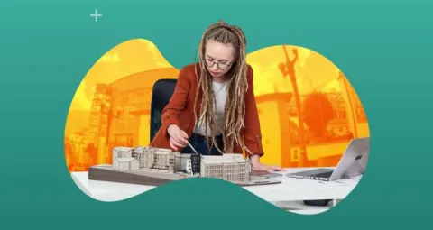 Mujer revisando planos de arquitectura