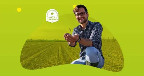 Hombre sosteniendo una planta