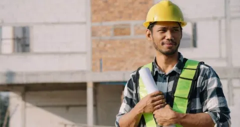 Arquitecto con casco y planos