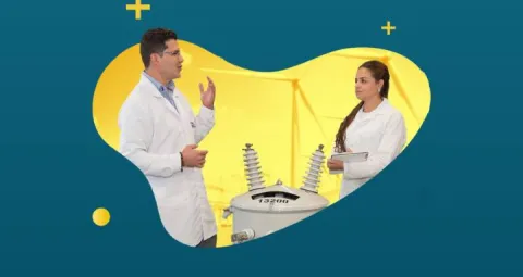 Dos estudiantes hombre y mujer revisando un sistema eléctrico