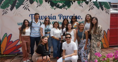 En esta imagen se encuentra un grupo de estudiantes lasallistas quienes fueron participantes en la COP16 en Cali