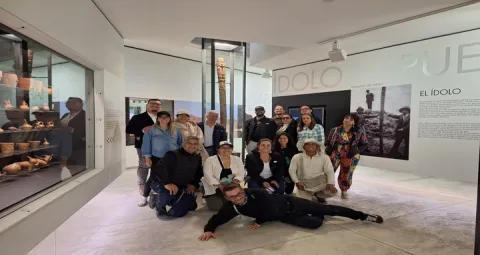 Grupo de estudiantes en un museo