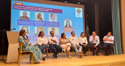 En esta imagen se encuentran los directivos de la Universidad de La Salle junto con otros exponentes hablando sobre la COP16 