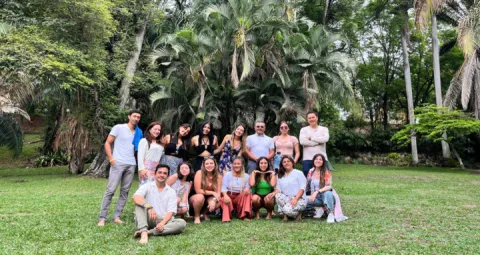 En esta imagen se encuentra un grupo de estudiantes lasallistas quienes fueron los participantes en la COP16 en Cali