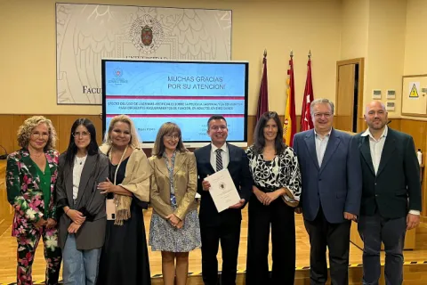 Foto con los jurados y el nuevo doctor