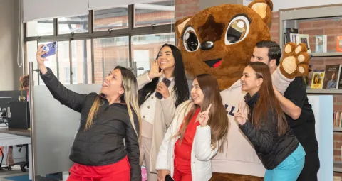 Juana la mascota tomandose fotos