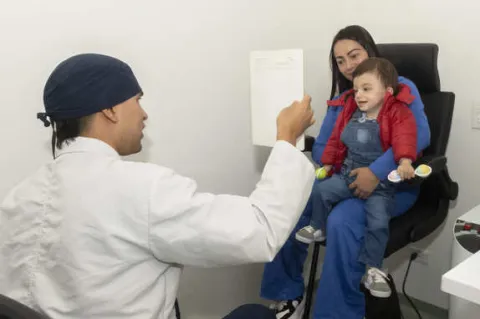 Nuestra clínica cuenta con alternativas de evaluación y exploración visual y ocular acordes a la edad y necesidad del paciente