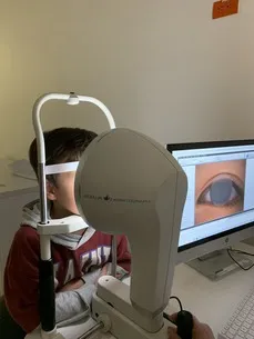 Nuestro Keratograph es un topógrafo de superficie que permite realizar varias exploraciones clínicas de las estructuras que componen la superficie del ojo