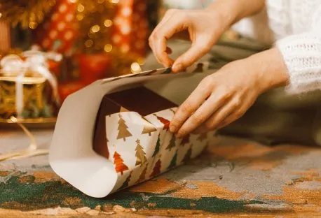Persona envolviendo un regalo