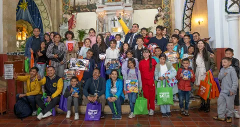 Entrega regalos a niños, barrio Egipto