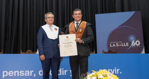 Primer graduado y el rector de Unisalle