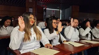 Comprometidos a varios principios y deberes, los estudiantes ingresaron a la Clínica Mayor