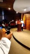 Nuestros estudiantes con ayuda del transiluminador realizan varias de las exploraciones en el examen optométrico