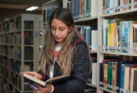 Joven en la biblioteca