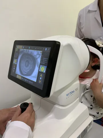 En la Clínica de Optometría de la Universidad de La Salle contamos con la tecnología de punta para diagnosticar muchas enfermedades oculares. Puedes contactarte y agendar tu cita