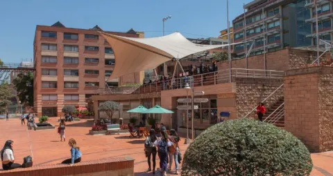 Plazoleta principal sede Chapinero.