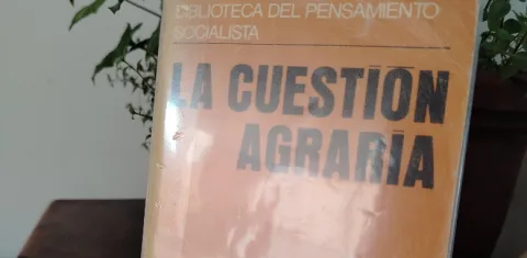Foto del libro "La Cuestión Agraria" (Karl Kautsky, 1980).