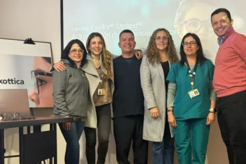 Nuestros docentes investigadores: Sandra Milena Medrano, Jairo Giovany Rojas y Nancy Piedad Molina, acompañados del staff de Essilor Colombia: Raúl Ramos