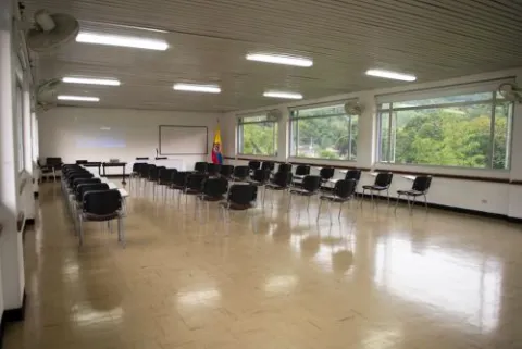 Salon de reuniones con sillas