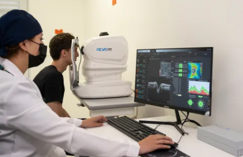Nuestro OCTA (angio OCT) permite evidenciar aparte de las capas de la retina, realizar cortes y valoración del segmento anterior como: el ángulo iridocorneal.