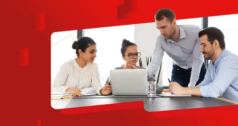 Estudiantes de doctorado trabajando juntos