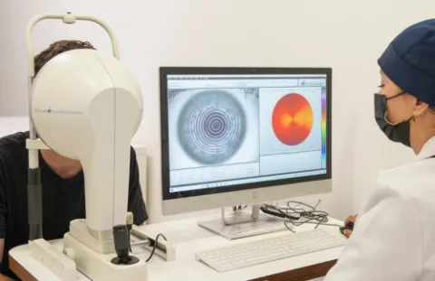 Nuestra tecnología Pentacam permite analizar en detalle la córnea en relación a varias patologías de dicha estructura
