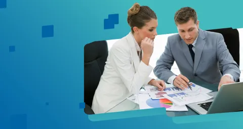 Ejecutivos analizando métricas de campaña – Especialización en Gerencia de Mercadeo, Universidad de La Salle (Bucaramanga)