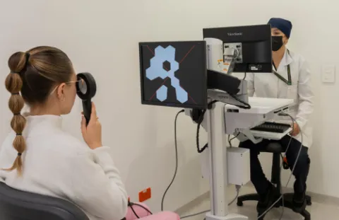 Nuestro equipo de electrofisiología permite evidenciar la actividad eléctrica de la retina y de la vía visual