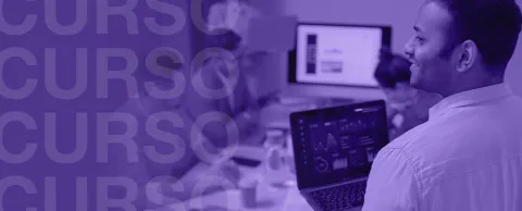 Profesionales en análisis de datos trabajando