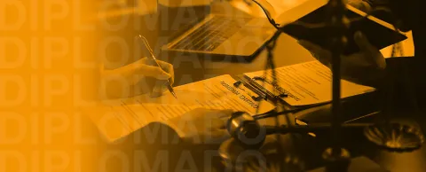 escritorio con documentos notariales