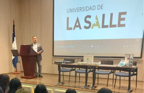 Nuestro docente Jorge Giovanni Vargas Velasco compartió su experiencia como contactólogo especializado.