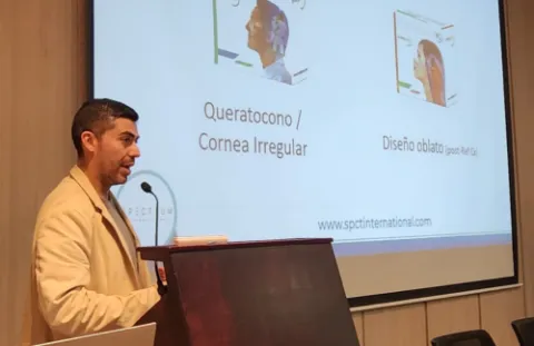 ¡Nos complació la presencia de nuestro egresado! El doctor Eduard Rodríguez con su experiencia en contactología, presentó varios materiales y diseños de lentes Spectrum y Cooper Vision.