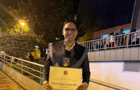 Nuevo Magíster en Ciencias de la Visión. Nuestro estudiante ecuatoriano se suma a los lasallistas internacionales de la Maestría