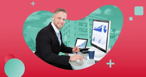 Economista de Unisalle sonriendo ante la pantalla 