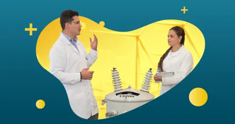 Dos estudiantes hombre y mujer revisando un sistema eléctrico.