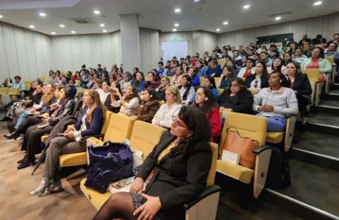 El auditorio Cincuentenario alojó el pasado miércoles 14 de mayo a más de un centenar de egresados, estudiantes y profesores de la Facultad. 