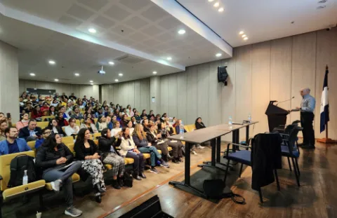 En su clase magistral, el Dr. Scheiman abordó el protocolo que ha estudiado y diseñado para pacientes con conmoción cerebral. 