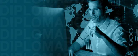 profesional manejando tecnologías como los Sistemas de Información Geográfica (SIG)
