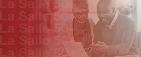 Personas mayores organizando sus finanzas personales