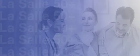Personas mayores aprendiendo sobre su salud integral con profesionales
