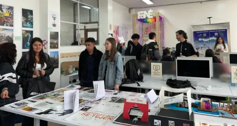 El Salón de Diseños 2025-1 reunió las propuestas finales de los talleres de Diseño Visual y Diseño Industrial, destacando el potencial creativo y reflexivo de nuestros estudiantes.