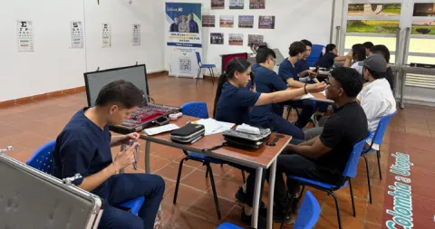 Estudiantes en exámenes visuales